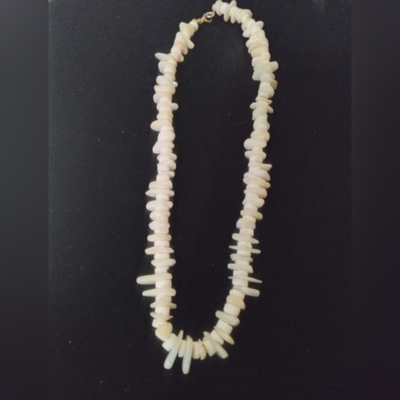 Vintage Puka Chipped Shell Unisex Necklace 16 Inches With Spring Ring Closure - Picture 4 of 4